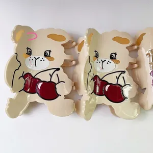Détail de la pince à cheveux ours mignon avec motif cerise en matériau acétate durable