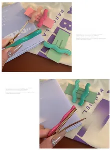 Vue détaillée de barrettes à cheveux ondulées aux couleurs bonbon sur carte