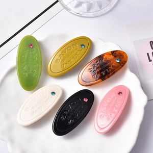 Barrettes ovales en acétate en six couleurs avec strass et gravure sur plateau coquille
