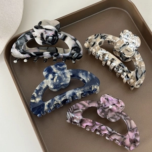 Pinces à cheveux élégantes en acétate marbré avec fleurs de camélia en lot de quatre