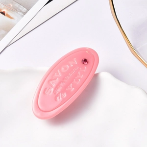 Vue détaillée de la pince à cheveux rose avec relief SAVON et cristal brillant