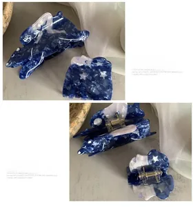 Détail macro de la pince à cheveux en acétate marbré bleu marine avec motif ours et étoiles