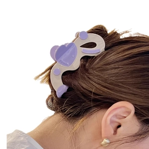 Pince à cheveux motif cœur violet et crème avec lettrage funcoa sur la coiffure