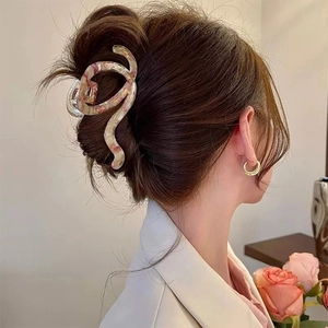 Große Haarklammer aus Acetat mit Marmormuster für elegante Hochsteckfrisuren bei Frauen