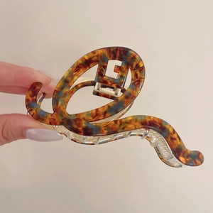 Große Haarklammer aus Acetat mit Schildpattmuster und goldenem Metallscharnier Detail