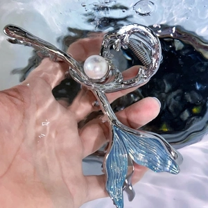 Silberne Fischschwanz Haarklammer mit blauem Harz Schuppenmuster und weißer Perle