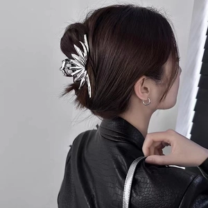 Large Metal Irregular Shark Hair Claw Clip For Women Liquid Metal Flame Petal Style Non-Slip Hair Catch Barrette Hair Accessories