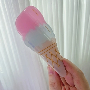 Dettaglio di un grazioso fermaglio per capelli a forma di gelato in colori pastello