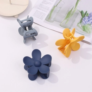 Mollette per capelli opache a fiori e geometriche in blu, grigio-blu e giallo senape