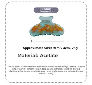 Dettaglio della molletta per capelli a pesce in acetato con dimensioni 9x4cm e colore azzurro