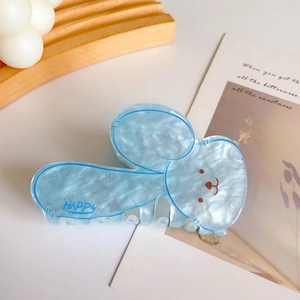 Dettaglio della molletta per capelli in acetato marmorizzato azzurro con forma di animale