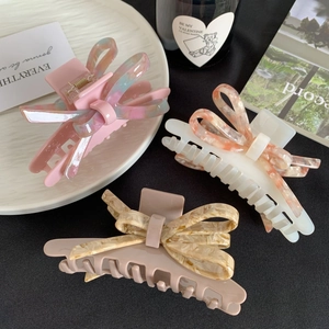 Tre mollette a fiocco in acetato rosa, crema marmorizzata e beige per capelli folti