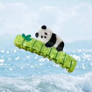 Détail de la pince à cheveux panda et bambou en acétate avec texture de marbre vert
