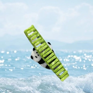 Détail macro d'un motif panda 3D sur une pince à cheveux en acétate vert marbré