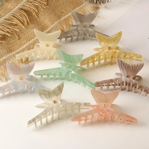 Pinces à cheveux en acétate forme queue de poisson, couleurs marbre et détail lettre B