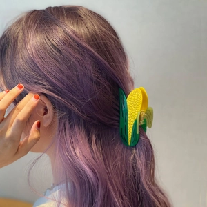 Creative corn-shaped hair claw clip with yellow and green design for women hairstyles