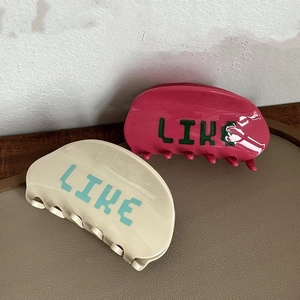 Grandi mollette per capelli in acetato beige e rosa con scritta LIKE per acconciature