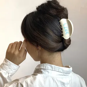 Grande molletta per capelli in acetato crema con scritta LIKE blu per acconciature a chignon