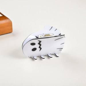 Dettaglio macro della pinza per capelli a fantasma bianco lucido con faccia per Halloween