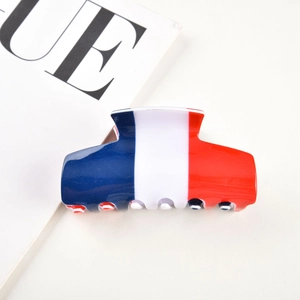 Détail d'une pince à cheveux rétro à rayures aux couleurs du drapeau français