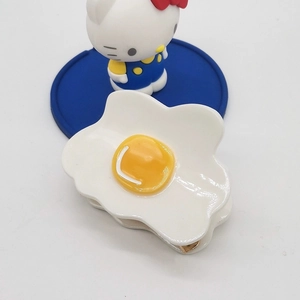 Pince à cheveux motif œuf au plat en acétate avec finition résine blanc et jaune
