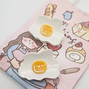 Pinces à cheveux mignonnes en forme d'œuf sur le plat sur un carnet rose décoratif