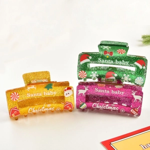 Vue détaillée des pinces à cheveux de Noël en acrylique avec paillettes et motifs festifs