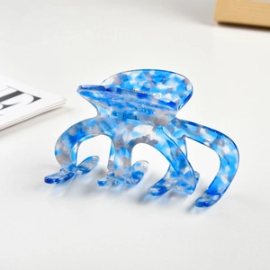 Detail der blau-weiß marmorierten Oktopus-Haarklammer mit glatter, glänzender Oberfläche