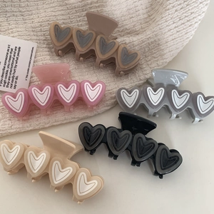 Set di 5 mollette per capelli opache a forma di cuore nei colori rosa, beige, nero e caffè
