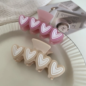 Pinze per capelli chic rosa e beige con cuori decorativi in un elegante vassoio bianco