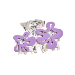 Pince à cheveux en acétate marbré noir et blanc avec motifs ondulés lilas sur fond blanc