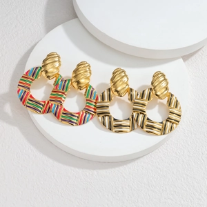 Boucles d'oreilles créoles dorées style ethnique avec motifs géométriques émaillés