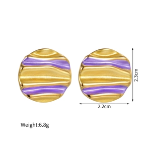 Unregelmäßige runde Ohrringe in Gold-Violett, Höhe 2,3 cm und Breite 2,2 cm mit Maßen