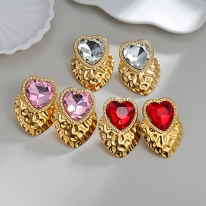 Set orecchini cuore vintage oro con zirconi rossi rosa e bianchi e finitura martellata