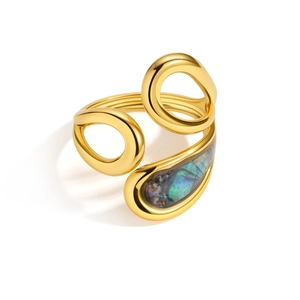 Gouden onregelmatige open ring met iriserende schelp in modern organisch design