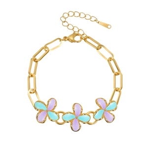 Modieuze gouden paperclip armband met blauwe en paarse emaille bloemenhangers voor dames