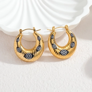 Boucles d'oreilles créoles dorées en acier inoxydable avec motif œil et fini texturé