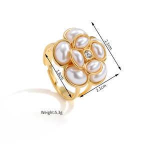 Détail de la bague fleurie avec perles blanches et cristal en finition dorée