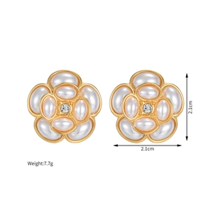 Vue détaillée de boucles d'oreilles fleurs vintage avec perles, cristaux et dimensions