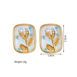Detailopname van vintage tulp oorbellen met afmetingen 2,3cm hoogte en 1,8cm breedte