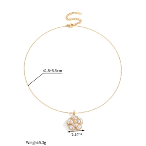 Vue détaillée du collier fleur dorée avec perles blanches et cristal au centre