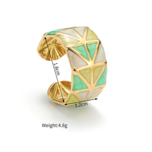 Detailed view of enamel geometric ring with size 1.8cm by 1.2cm and weight of 4.8g