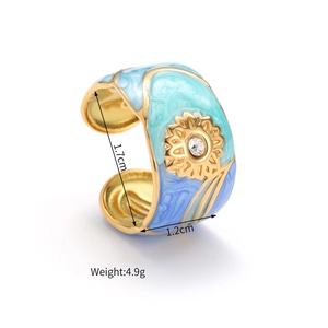 Detail view of gold enamel ring with flower relief and size dimensions 1.7cm and 1.2cm