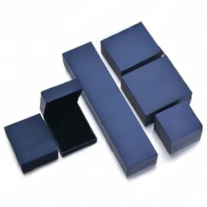 Détail des boîtes cadeaux bijoux bleu marine mat avec doublure en velours noir