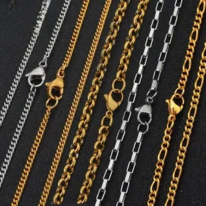 Détail de colliers dorés et argentés avec fermoirs mousquetons sur fond noir mat