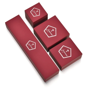 Detailliertes Set aus vier weinroten Samt-Schmuckschatullen mit mattem Finish und Logo