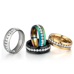 Bagues en acier inoxydable poli en argent or noir et multicolore serties de strass brillants
