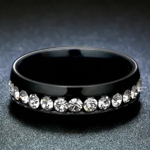 Bague en acier inoxydable noir poli avec une rangée de zircons cubiques