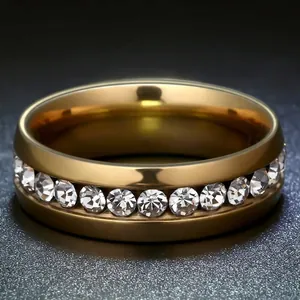 Bague en acier inoxydable doré sertie de cristaux de zircone cubiques étincelants