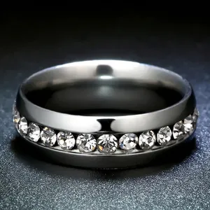 Bague en acier inoxydable poli ornée d'une rangée de pierres en oxyde de zirconium